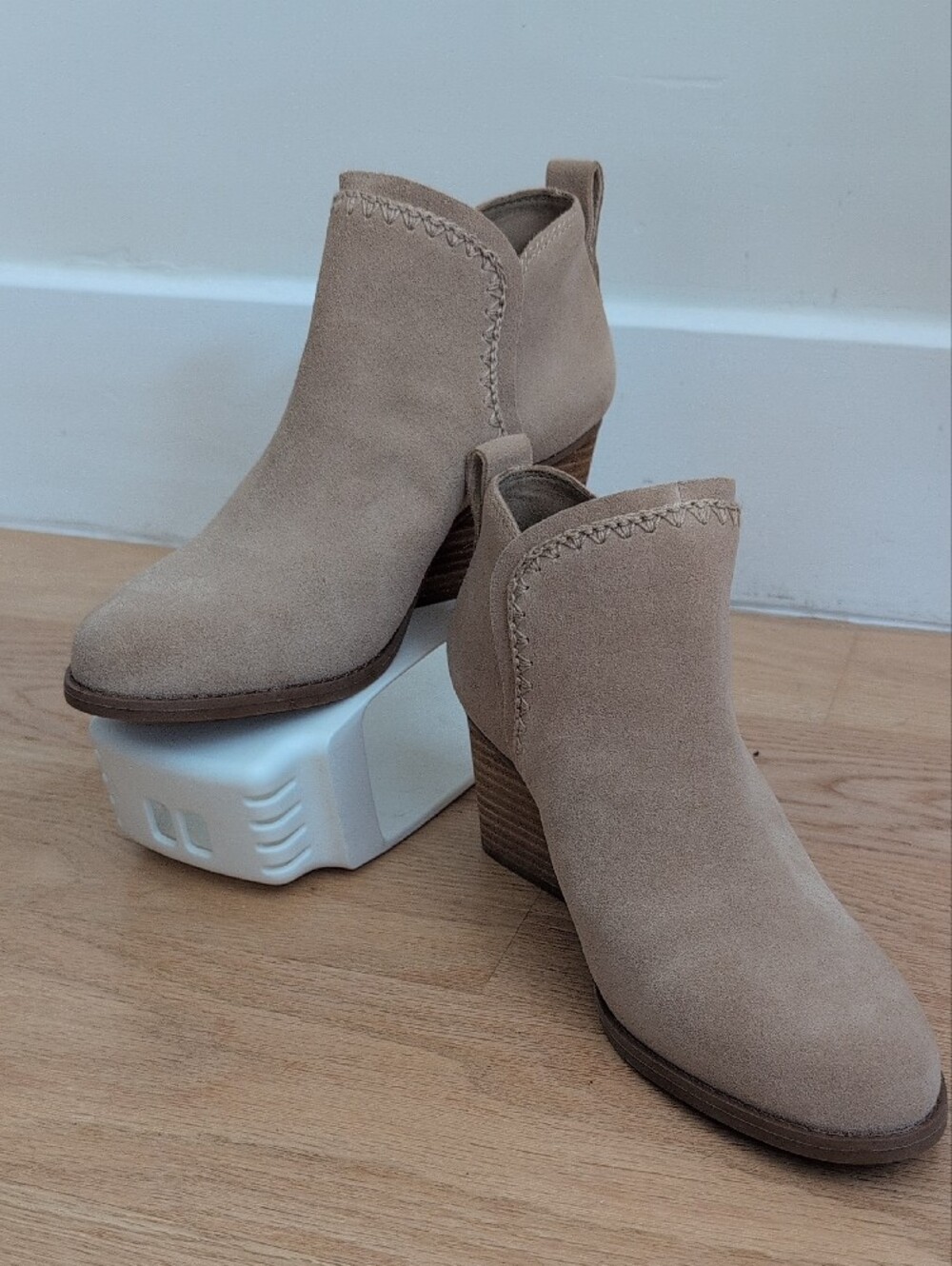 NWOT TOMS Kaia Oatmeal Suede Wedge Ankle Booties Whipstitch US W 7.5